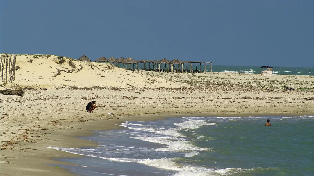 Areia e mar na Praia de Macapá, em Luís Correia (PI)
