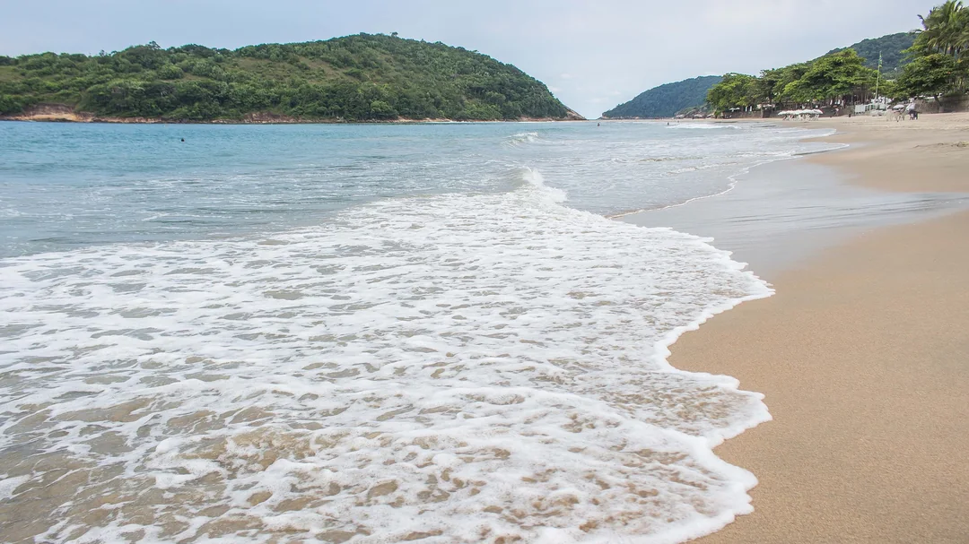 Vista de Praia de Pernambuco, em Guarujá (SP)
