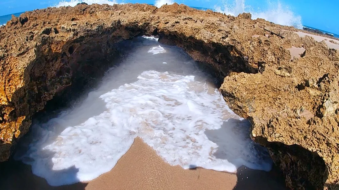 Arco de pedra na Praia do Amor, no Conde (PB)