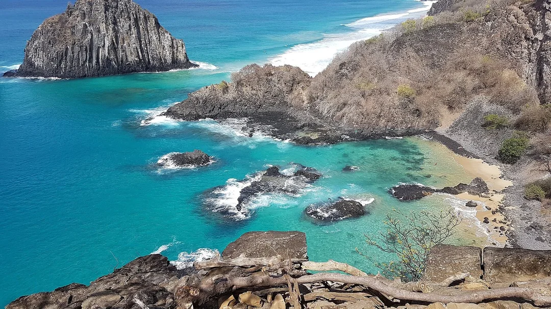 Vista do alto da costa da Praia do Atalaia, em Fernando de Noronha (PE)