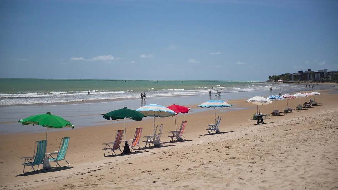 Guarda-sóis na areia da Praia do Bessa, em João Pessoa (PB)