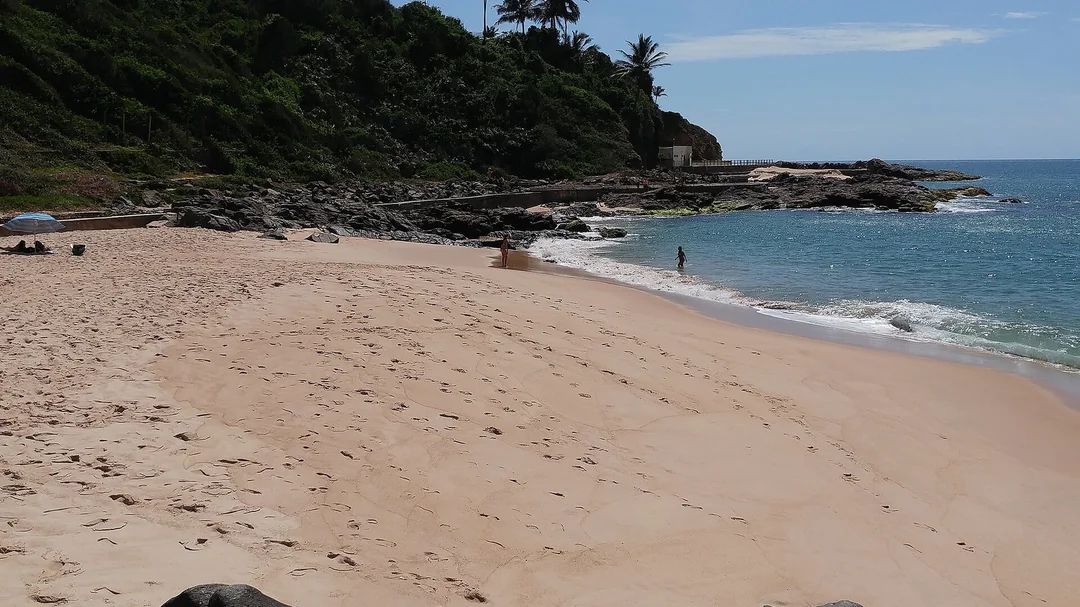 Areia e mar na Praia do Buracão, no Rio Vermelho, em Salvador (BA)
