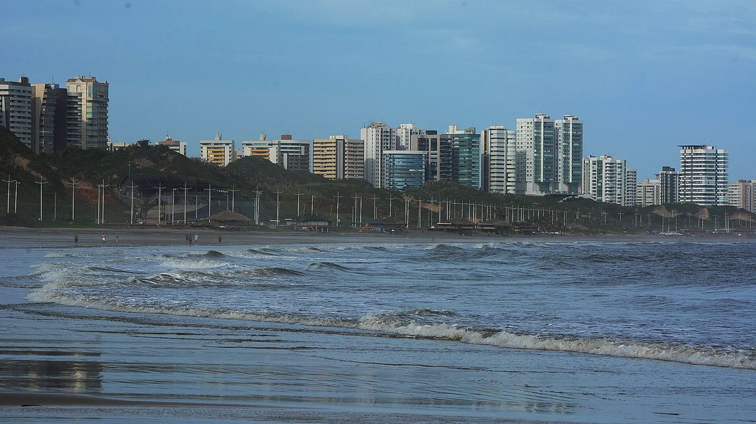 Mar e prédios da orla na Praia do Calhau, em São Luís (MA)