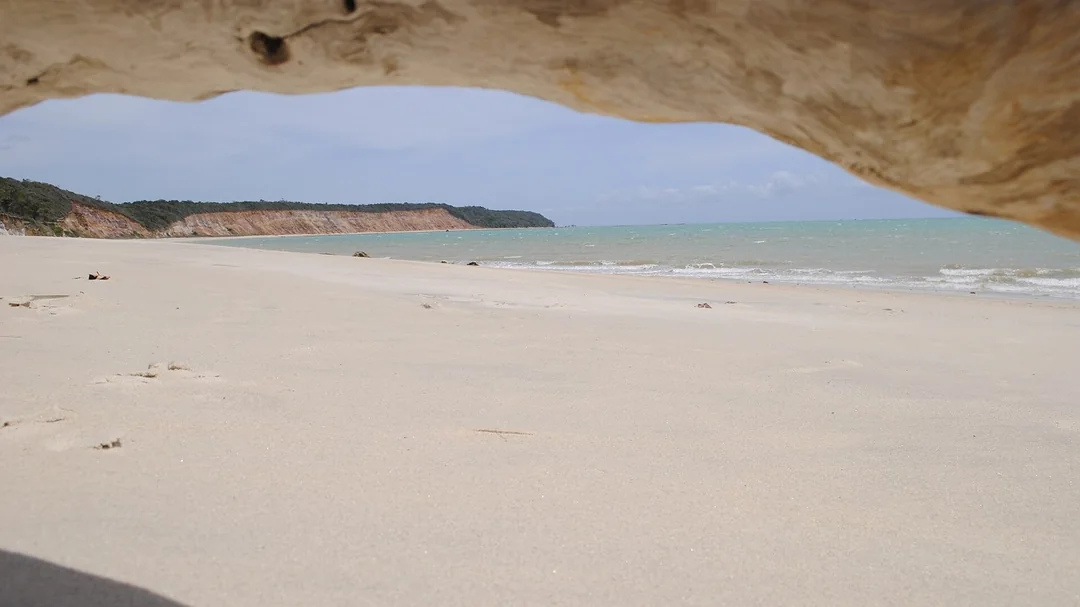Praia do Carro Quebrado vista sob uma falésia, em Barra de Santo Antônio (AL)