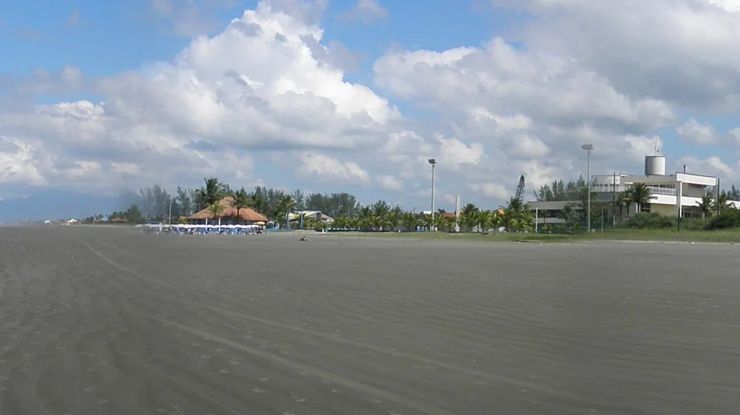 Faixa larga e plana de areia da Praia do Cibratel, em Itanhaém (SP)