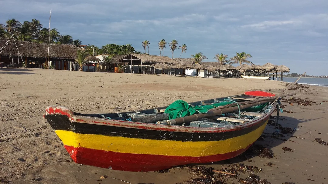 Barco de pesca na areia da Praia do Coqueiro, em Luís Correia (PI)