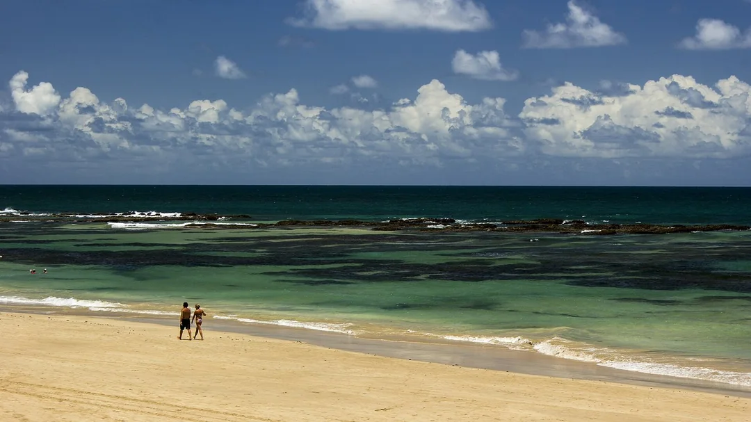 Areia e recifes na Praia do Cupe, em Ipojuca (PE)