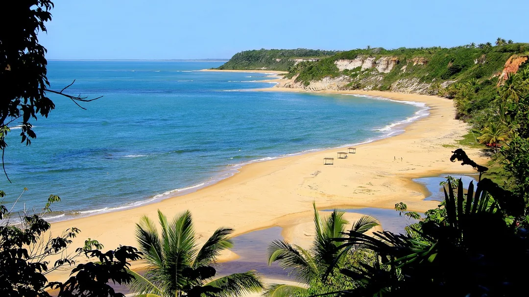 Praia do Espelho vista do alto, com falésias e mar azul, em Porto Seguro (BA)
