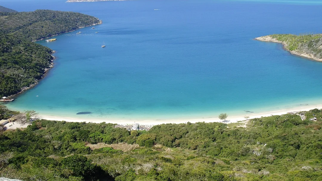 Vista do alto da Praia do Forno, em Arraial do Cabo (RJ)