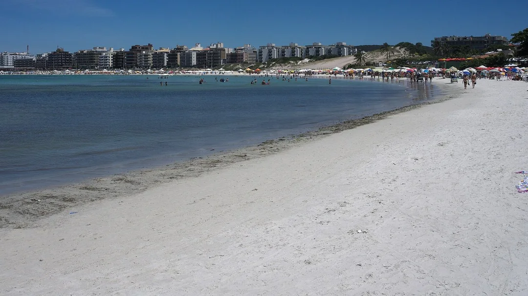 Areia branca da Praia do Forte, em Cabo Frio (RJ)