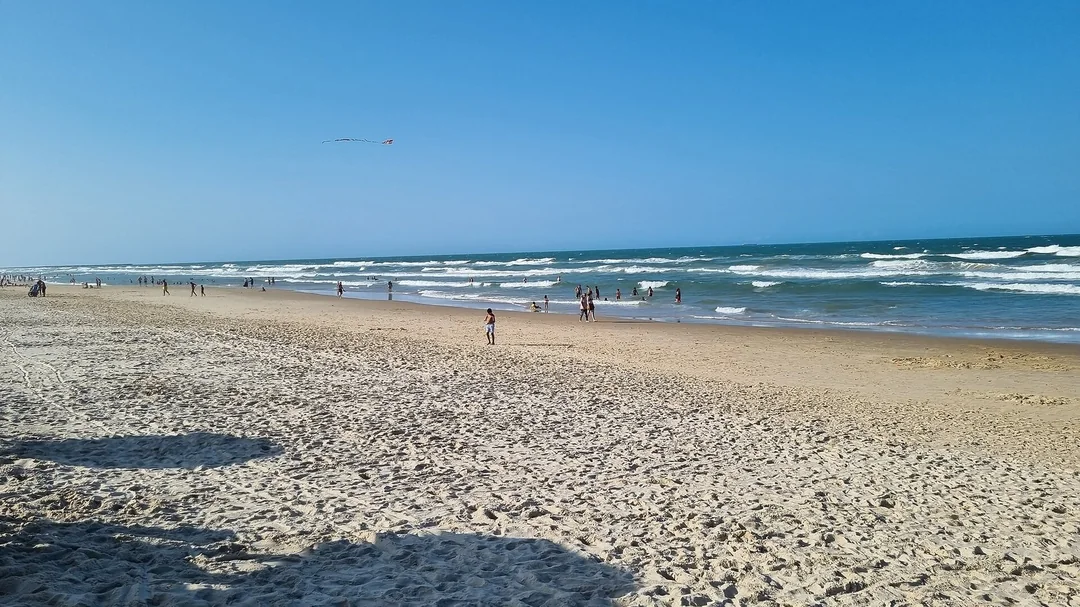 Faixa larga de areia e mar da Praia do Futuro, em Fortaleza (CE)