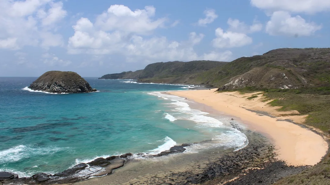 Praia do Leão e suas formações rochosas, em Fernando de Noronha (PE)