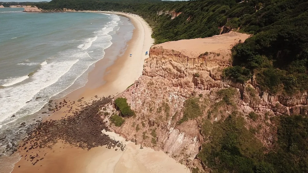 Praia do Madeiro vista do alto das falésias, em Tibau do Sul (RN)