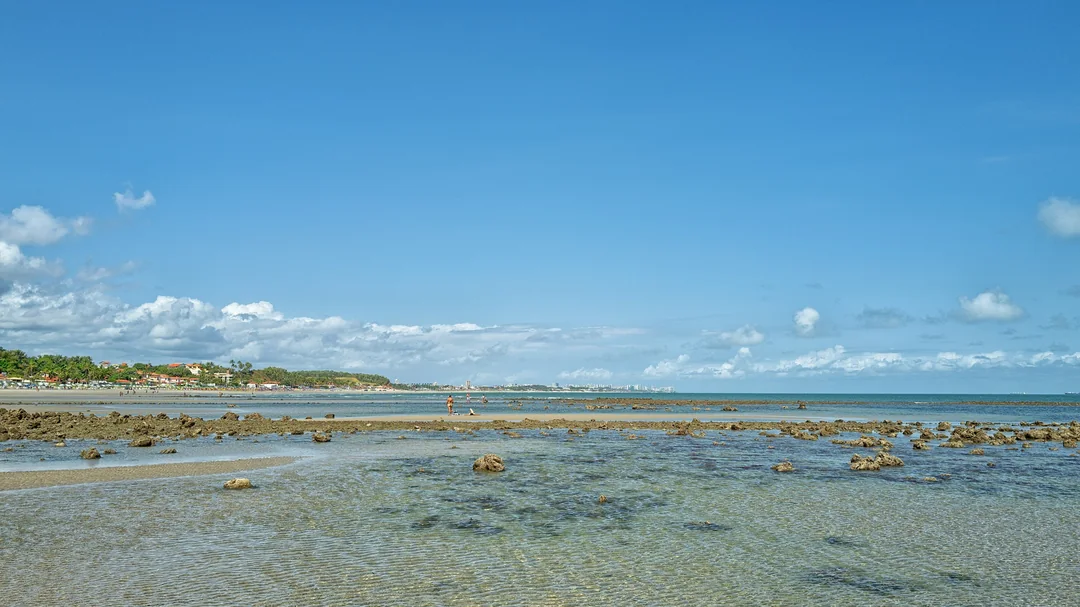 Mar raso e pedras na maré baixa da Praia do Olho d'Água, em São Luís (MA)