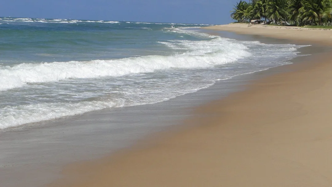 Ondas e areia dourada na Praia do Paiva, em Cabo de Santo Agostinho (PE)