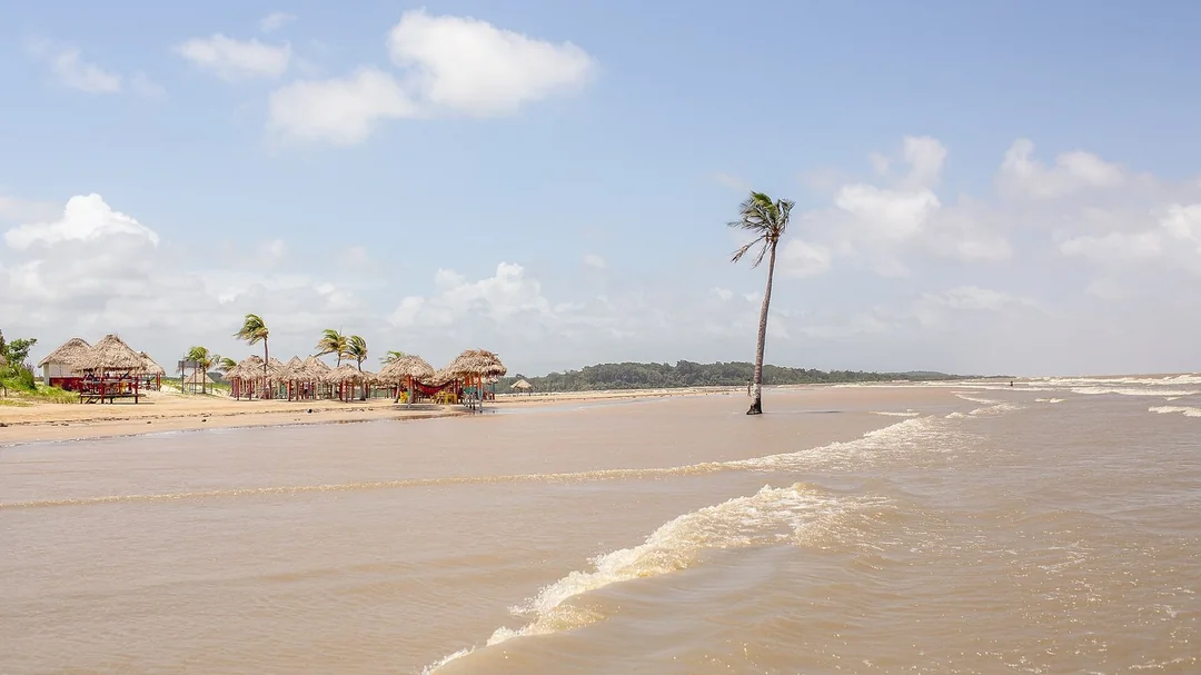 Areia, mar e barracas na Praia do Pesqueiro, em Soure, Ilha do Marajó (PA)