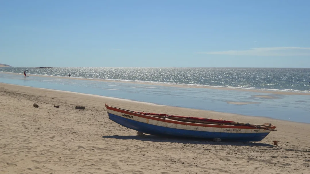 Barco na areia da Praia do Preá, em Cruz (CE)