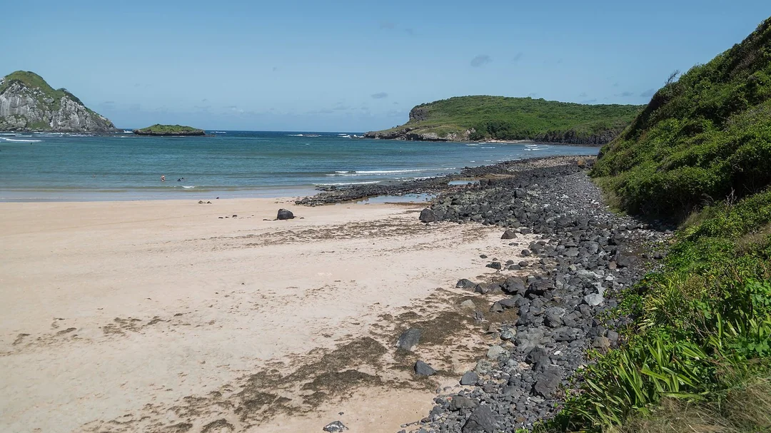 Praia do Sueste, em Fernando de Noronha (PE): Faixa de areia e mar calmo da Baía do Sueste, em Fernando de Noronha (PE)