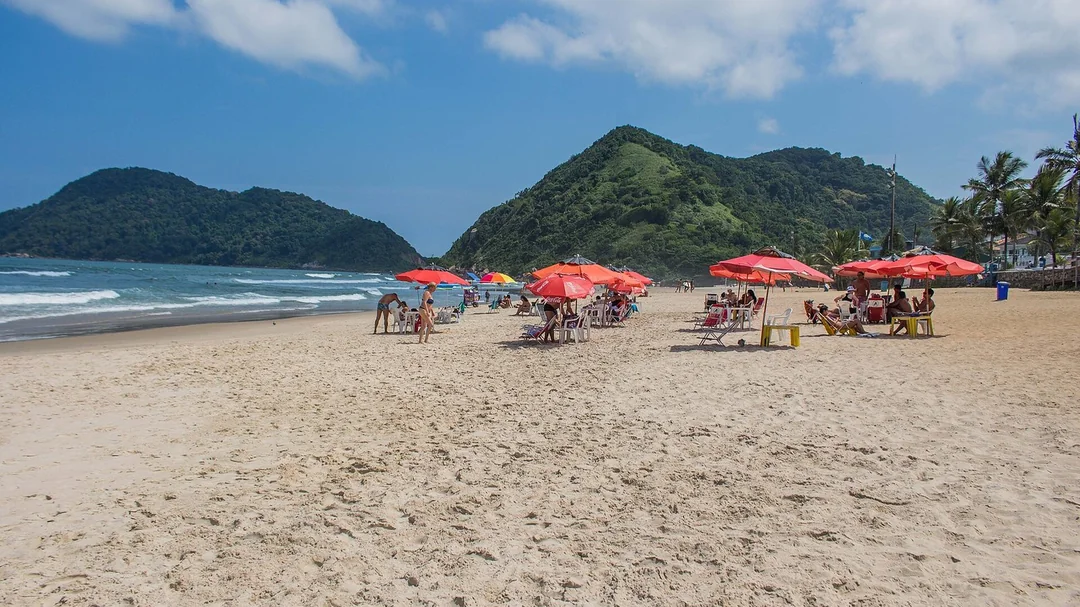 Guarda-sóis na areia da Praia do Tombo, em Guarujá (SP)
