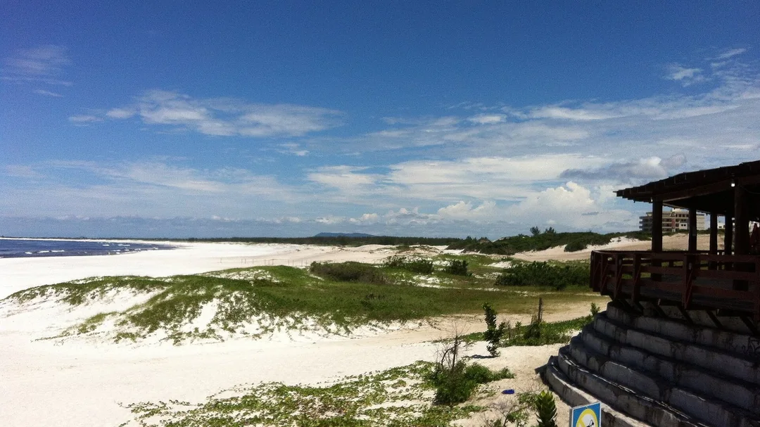 Dunas e areia branca na Praia Grande, em Arraial do Cabo (RJ)
