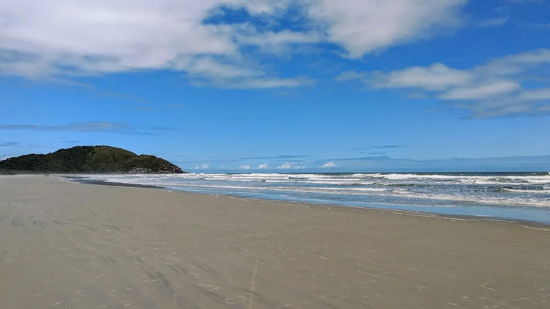 Faixa de areia da Praia Grande, na Ilha do Mel (PR)