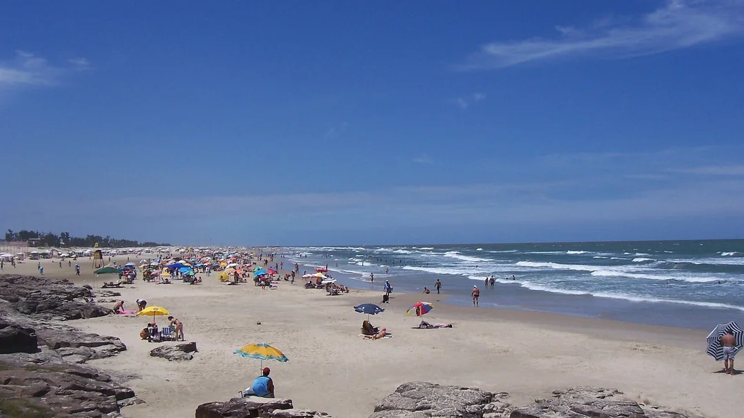 Banhistas e rochas na Praia Grande, em Torres (RS)