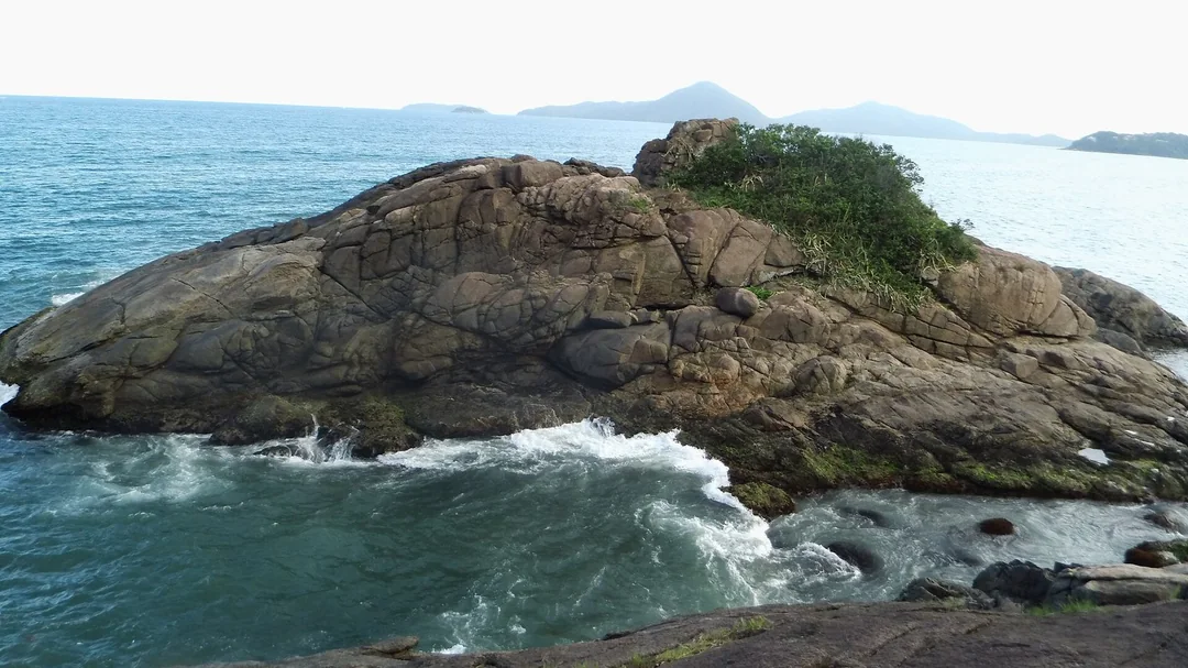 Pedra entre a Praia Grande e a Praia do Tenório, em Ubatuba (SP)