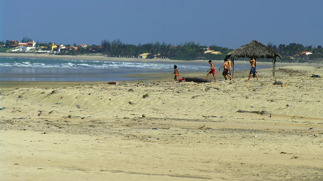 Banhistas na faixa de areia da Praia Peito de Moça, em Luís Correia (PI)