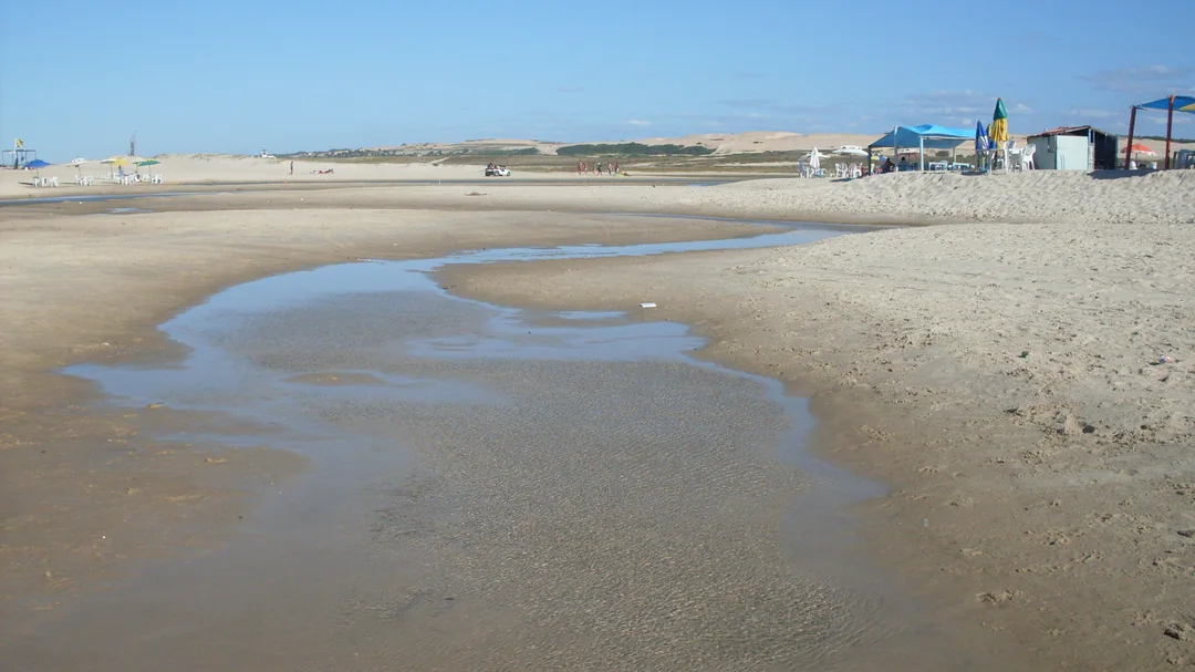 Faixa de areia e barracas da Prainha, em Aquiraz (CE)