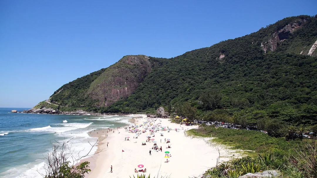 Prainha cercada por morros, no Rio de Janeiro (RJ)