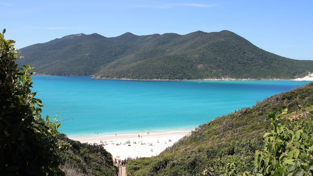 Areia branca e mar azul-turquesa das Prainhas do Pontal do Atalaia, em Arraial do Cabo (RJ)