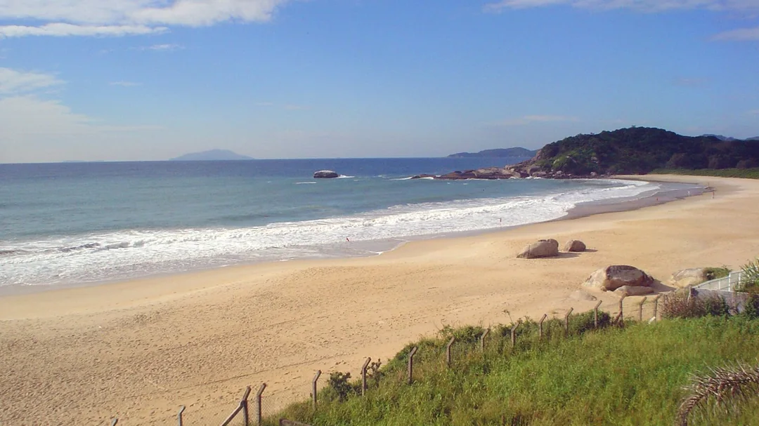 Areia e mar na Praia de Quatro Ilhas, em Bombinhas (SC)