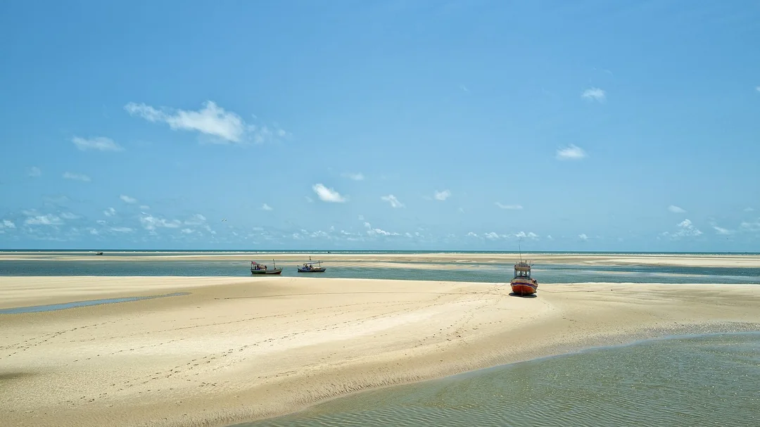Praia de Raposa, em Raposa (MA): Bancos de areia e barcos na maré baixa em Raposa (MA)