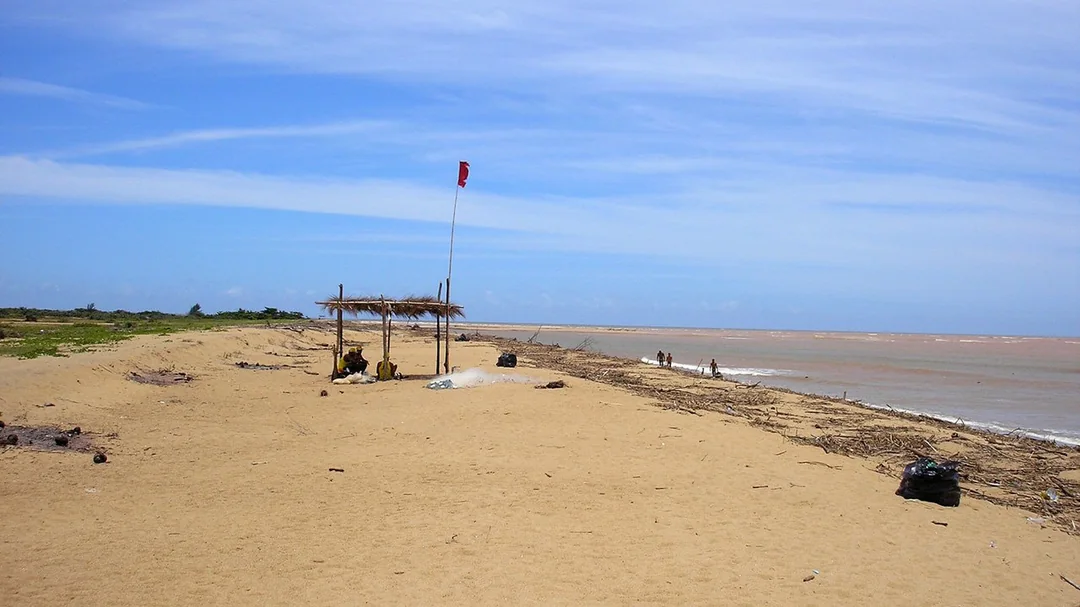 Faixa de areia na praia de Regência, em Linhares (ES)