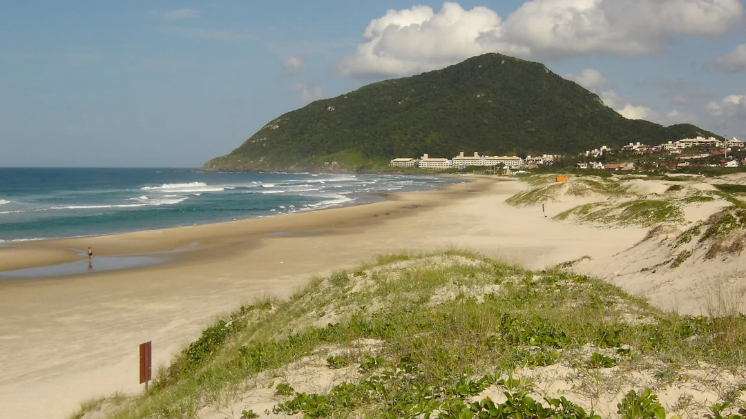 Dunas e areia da Praia do Santinho, em Florianópolis (SC)