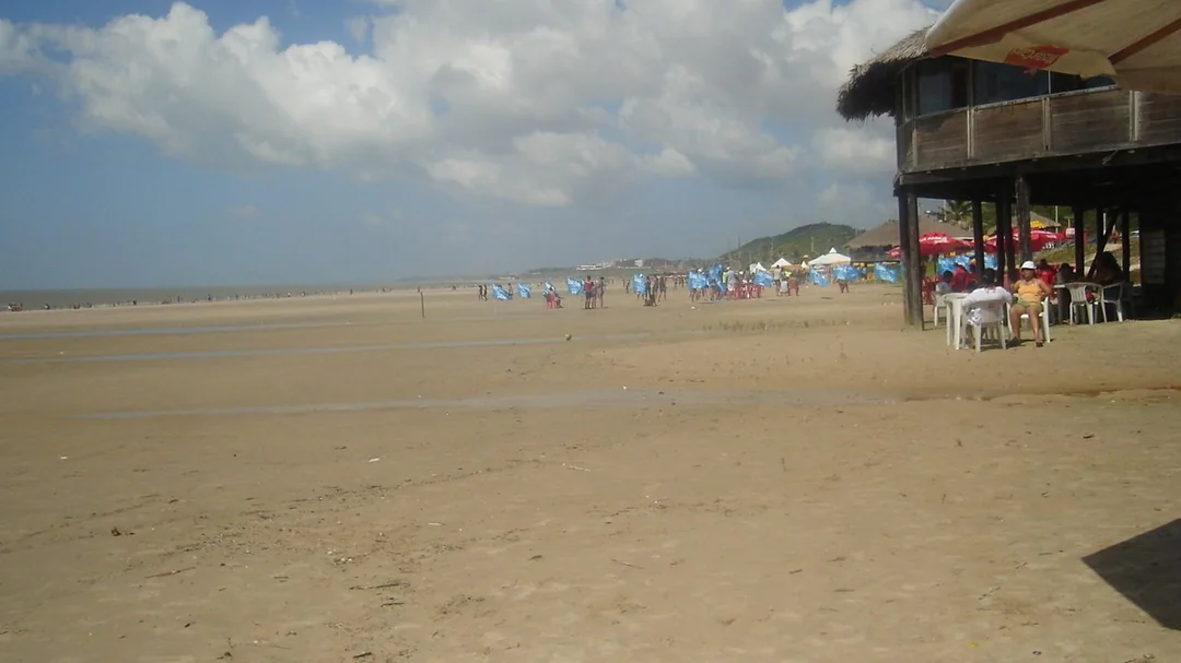 Faixa de areia da Praia de São Marcos, em São Luís (MA)