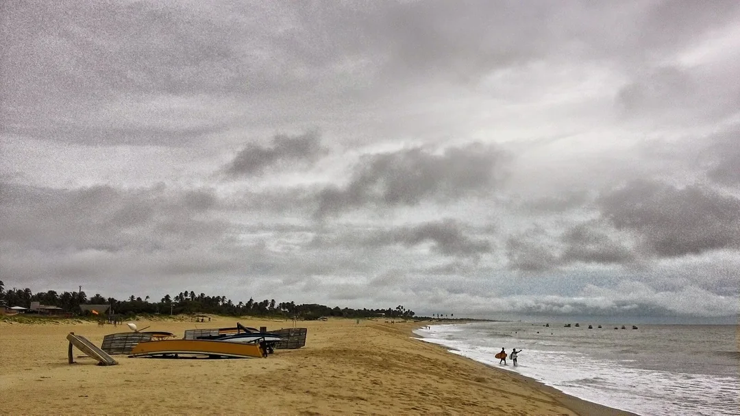 Faixa de areia e mar sob céu nublado em São Miguel do Gostoso (RN)