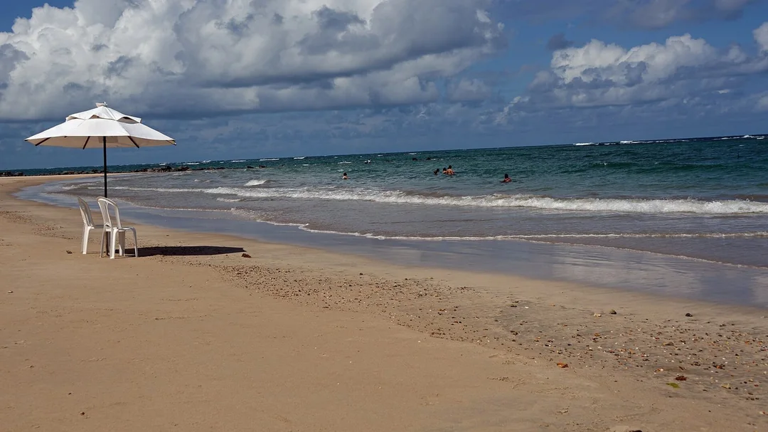 Guarda-sol na areia da praia de Serrambi, em Ipojuca (PE)