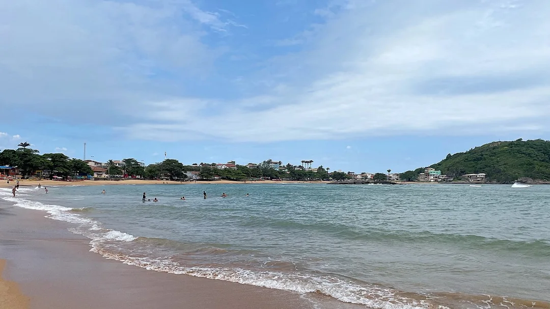 Mar e areia na Praia de Setiba, em Guarapari (ES)