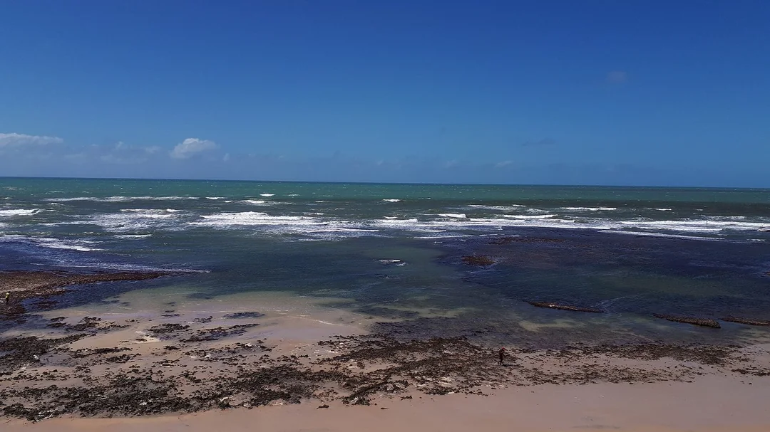 Recifes e mar na praia de Sibaúma, em Tibau do Sul (RN)