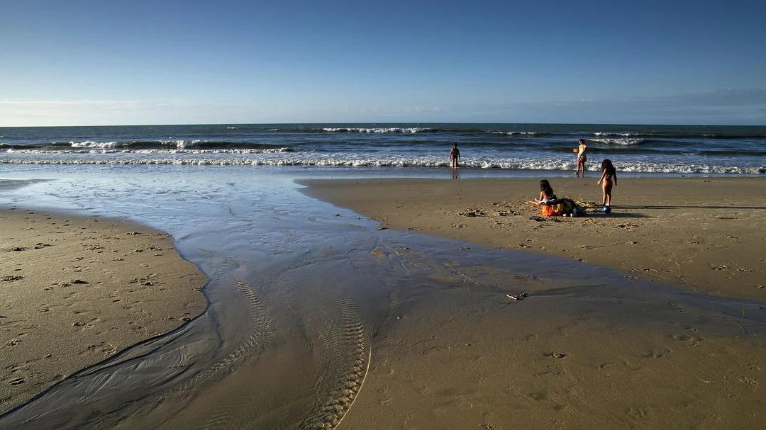 Areia e mar na praia da Taíba, em São Gonçalo do Amarante (CE)