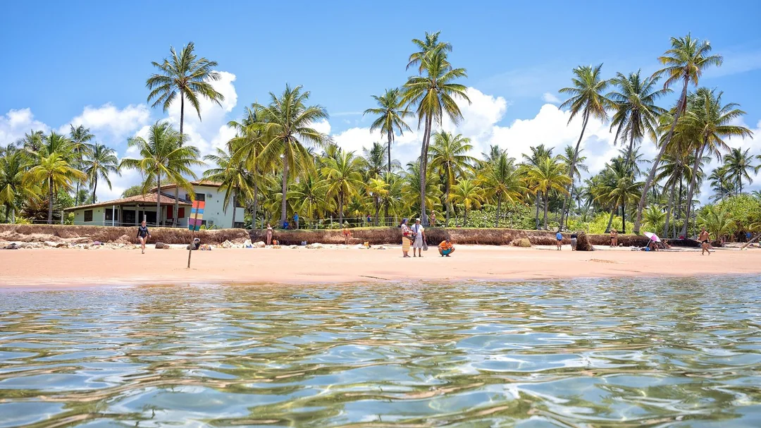 Piscinas naturais e coqueiral da praia de Taipu de Fora, em Maraú (BA)