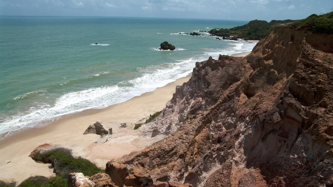 Falésias e mar azul da praia de Tambaba, em Conde (PB)