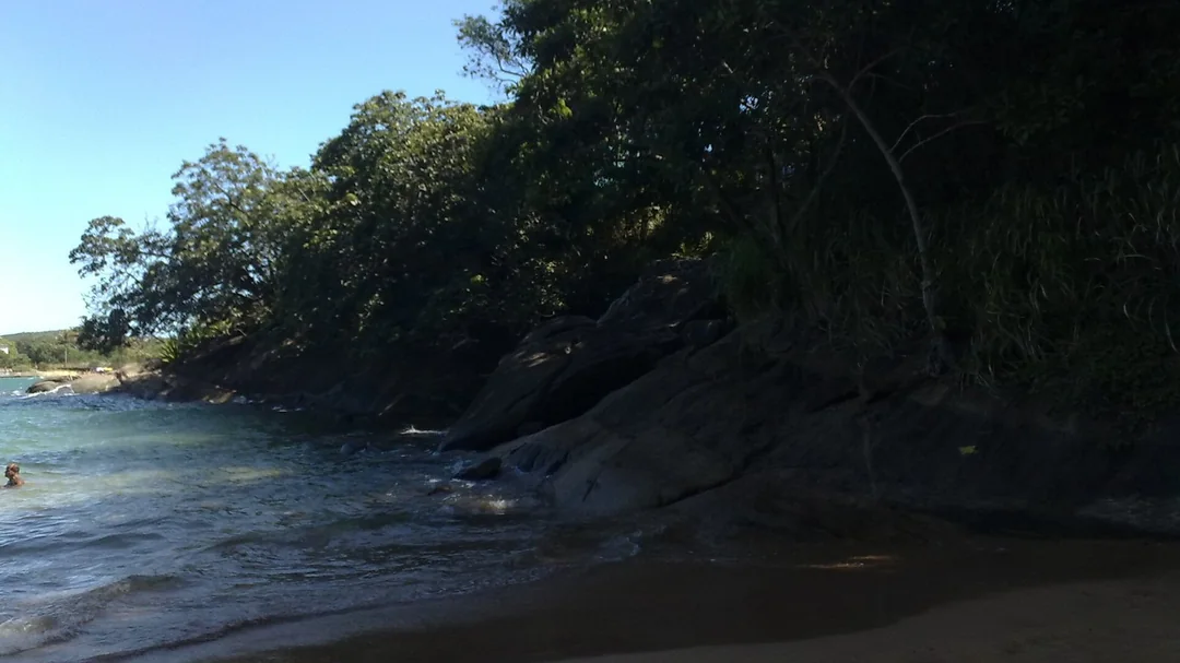 Enseada entre pedras e mata em Três Praias, Guarapari (ES)